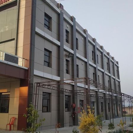 Hotel Yoran Inn & Restaurant By Wb Inn Sadabad ภายนอก รูปภาพ