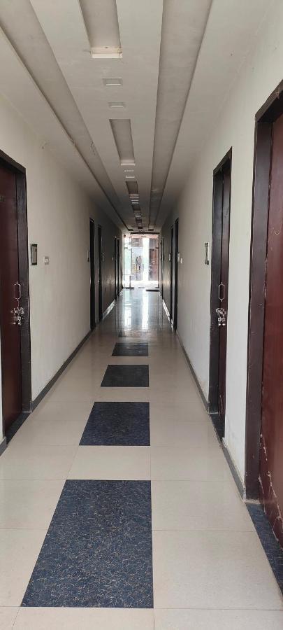Hotel Yoran Inn & Restaurant By Wb Inn Sadabad ภายนอก รูปภาพ